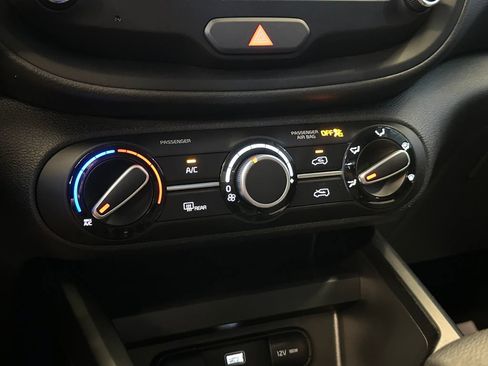 Used 2025 Kia Soul LX w/ LX Technology Package FWD image 15