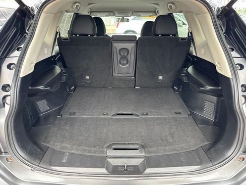 Used 2018 Nissan Rogue SV FWD image 19