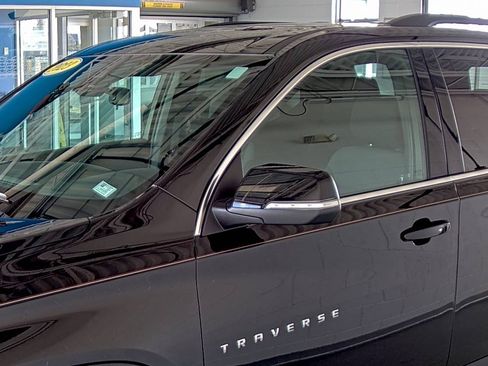 Used 2023 Chevrolet Traverse LT image 8
