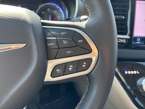 Used 2023 Chrysler Pacifica Touring-L FWD image 28