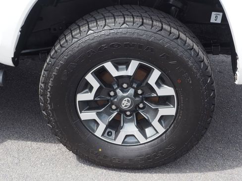 Used 2021 Toyota Tacoma TRD Off-Road w/ Technology Package AWD/4WD image 8