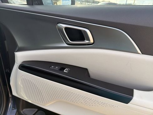 Used 2024 Kia Carnival LX image 22