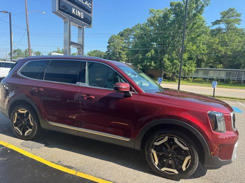 Used 2024 Kia Telluride EX w/ EX Captain's Chair Package FWD image 8