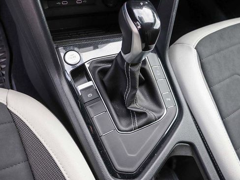 New 2025 Volkswagen Taos SE w/ Black Wheel Package FWD image 18