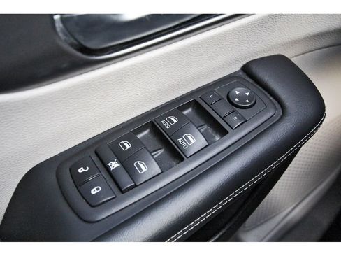 Used 2023 Chrysler Pacifica Touring-L FWD image 22