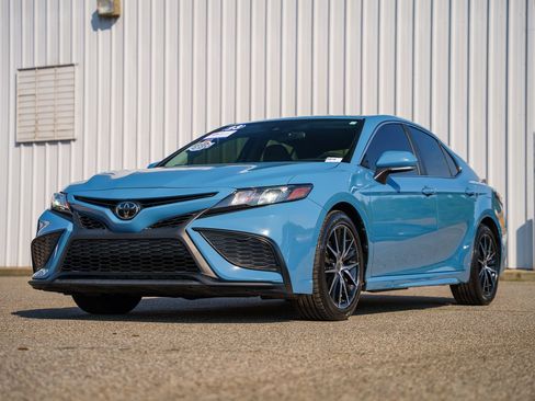 Used 2023 Toyota Camry SE FWD image 3