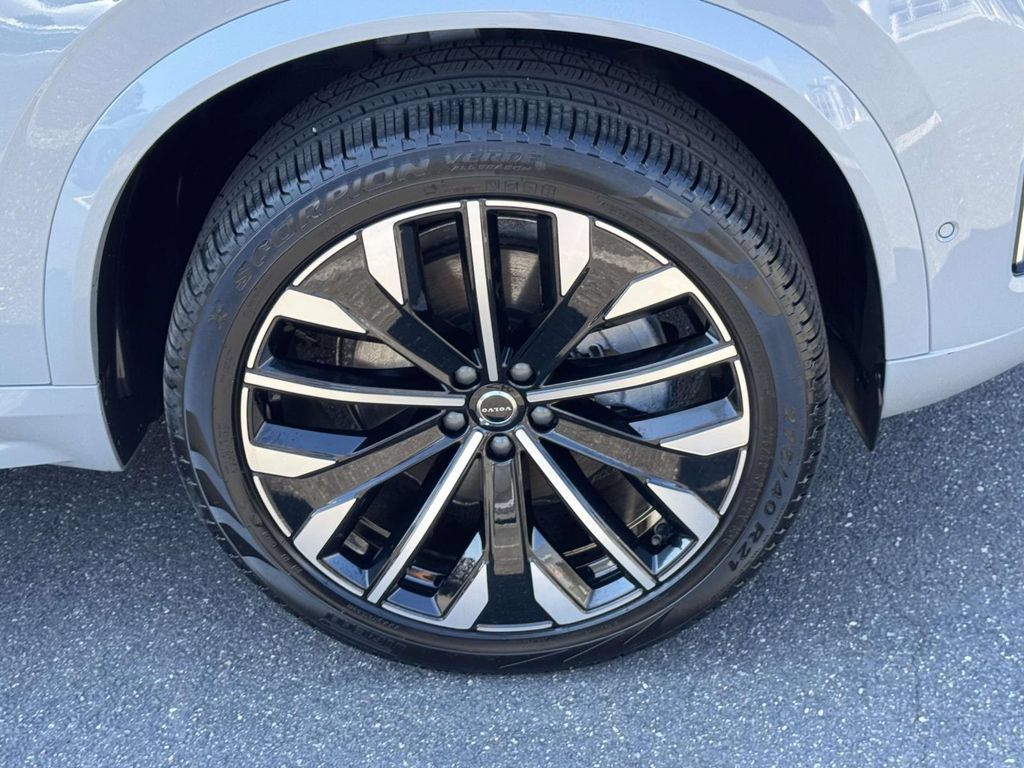 Used 2026 Volvo XC90 B6 Plus w/ Protection Package AWD/4WD image 6