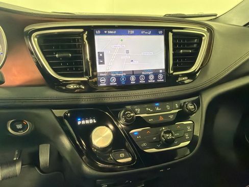 Used 2020 Chrysler Pacifica Limited FWD image 17