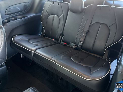 Used 2025 Chrysler Pacifica Limited image 19