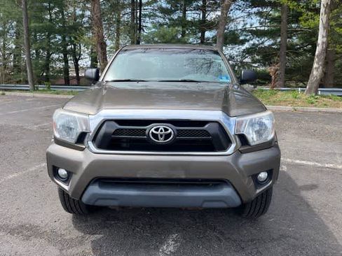 Used 2015 Toyota Tacoma 4x4 Access Cab V6 w/ TRD Off-Road Package image 2