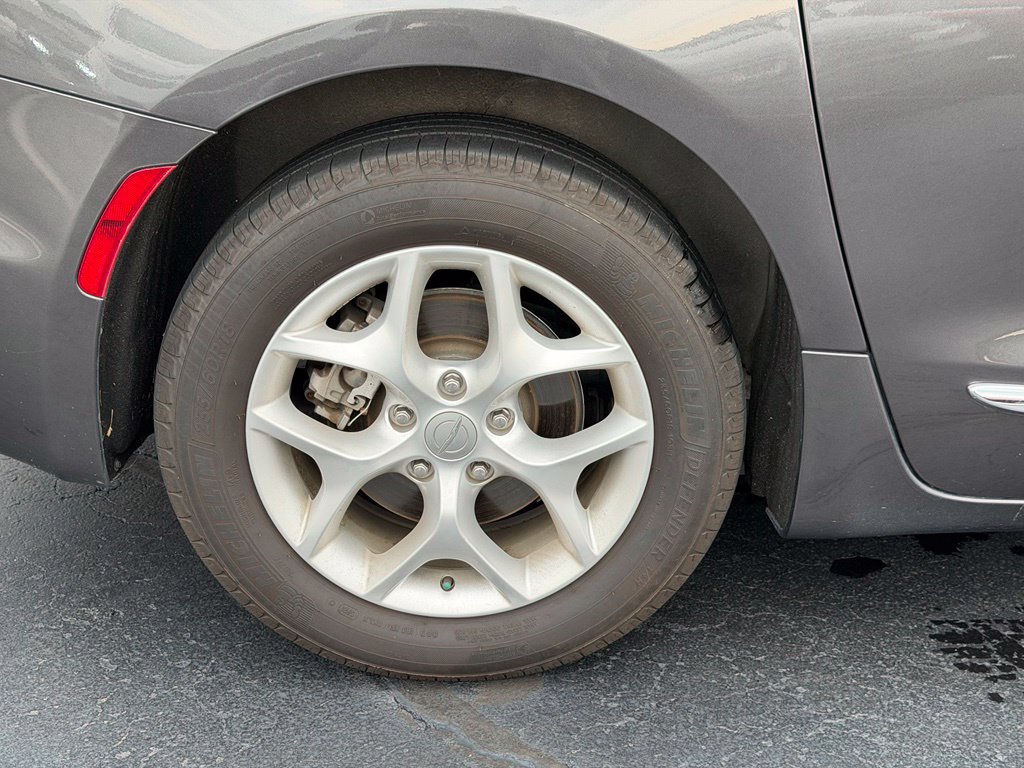 Used 2017 Chrysler Pacifica Touring Plus w/ Tire & Wheel Group FWD image 10
