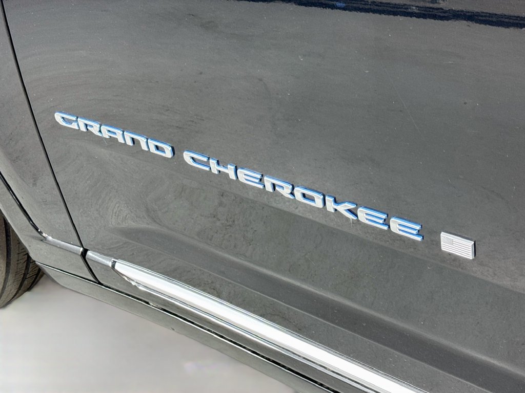 Used 2023 Jeep Grand Cherokee Summit w/ Advanced Protech Group IV AWD/4WD image 11