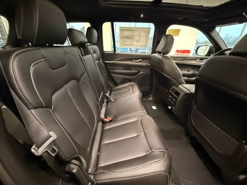New 2025 Jeep Grand Cherokee Limited image 12
