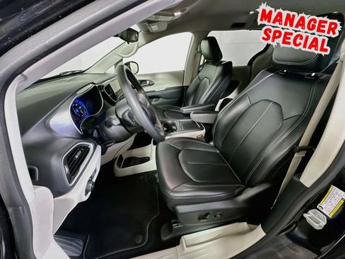 Used 2023 Chrysler Pacifica Touring-L FWD image 12