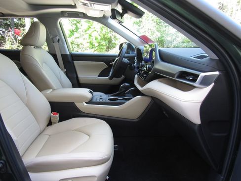 Certified 2025 Toyota Highlander XLE AWD/4WD image 20