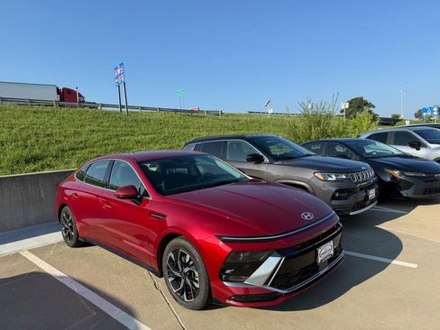 Used 2024 Hyundai Sonata SEL FWD image 2