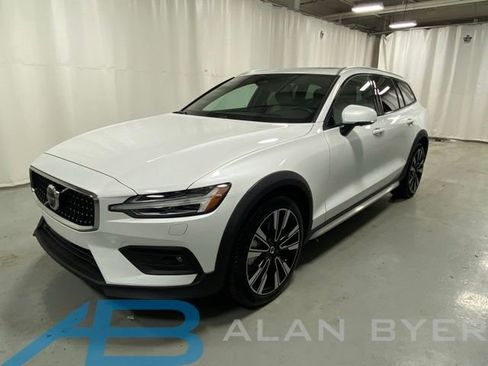 Used 2025 Volvo V60 B5 Cross Country Ultra AWD/4WD image 1
