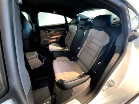 Used 2025 Porsche Taycan image 31