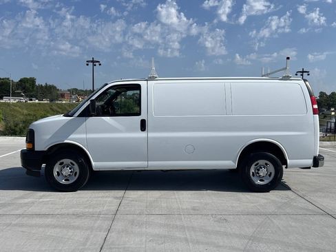 Used 2016 Chevrolet Express 2500 RWD image 3
