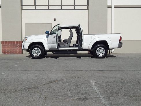 Used 2015 Toyota Tacoma PreRunner w/ SR5 Package image 13