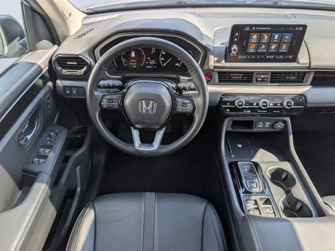 Certified 2025 Honda Pilot Touring image 17