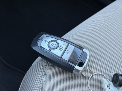 Used 2020 Ford Explorer XLT image 26