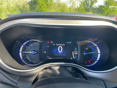 Used 2023 Chrysler Pacifica Limited w/ Uconnect Theater Family Group FWD image 39