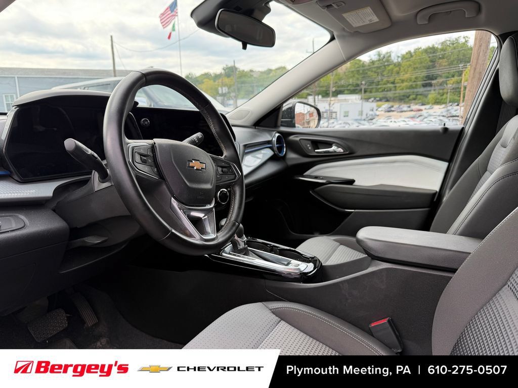 Used 2024 Chevrolet Trax LT w/ Driver Confidence Package FWD image 9