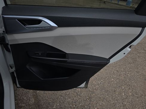 Used 2025 Volkswagen Taos SE image 27