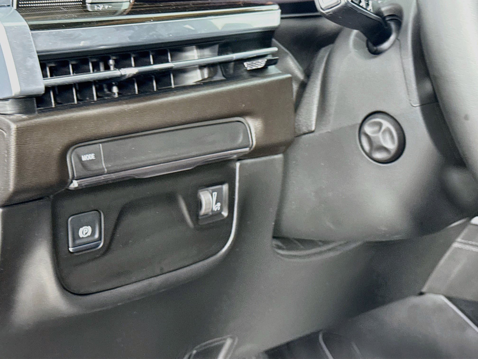 Used 2025 Cadillac Escalade ESV Luxury RWD image 12