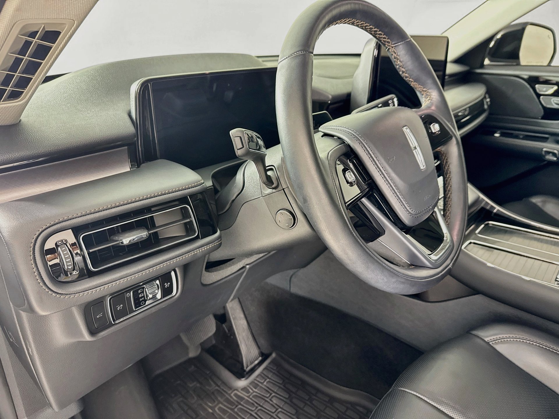 Used 2025 Lincoln Aviator AWD w/ Jet Appearance Package image 10