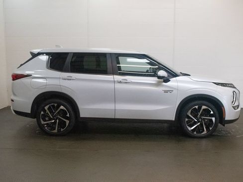 Used 2024 Mitsubishi Outlander 4WD Plug-In Hybrid image 3