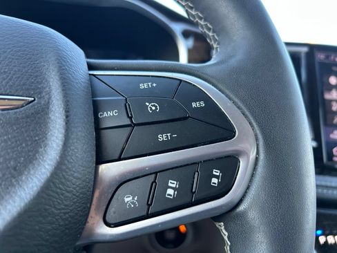 Used 2023 Chrysler Pacifica Limited AWD/4WD image 16