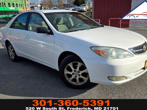 Used 2004 Toyota Camry LE image 1