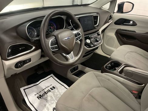 Used 2020 Chrysler Pacifica Touring w/ Advanced Safetytec Group image 4