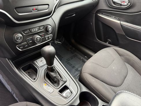 Used 2019 Jeep Cherokee Latitude w/ Popular Appearance Group image 13