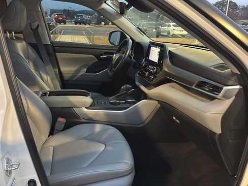 Certified 2022 Toyota Highlander XLE image 10