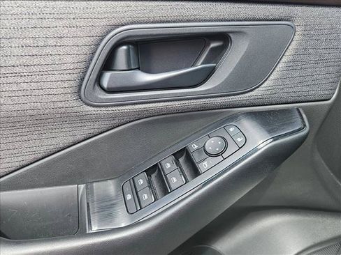 Used 2023 Nissan Rogue S FWD image 12