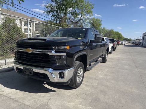 Used 2025 Chevrolet Silverado 2500 LT w/ Convenience Package image 3