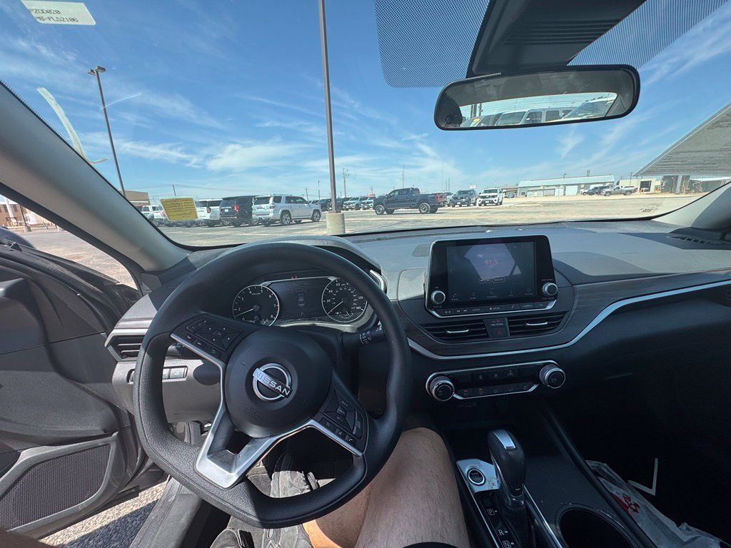 Used 2025 Nissan Altima 2.5 SV FWD image 9