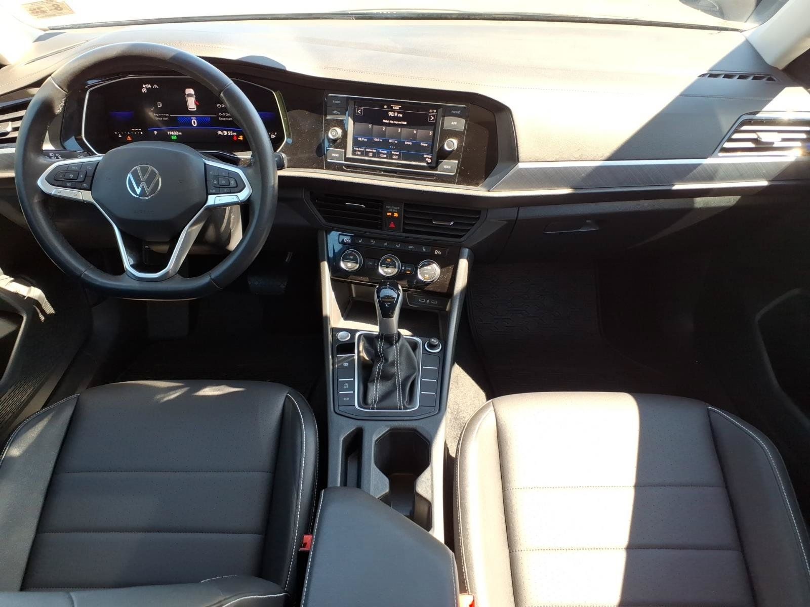 Certified 2023 Volkswagen Jetta SE w/ Panoramic Sunroof Package FWD image 9