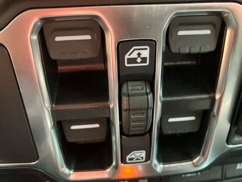 Used 2024 Jeep Wrangler Unlimited AWD/4WD image 33