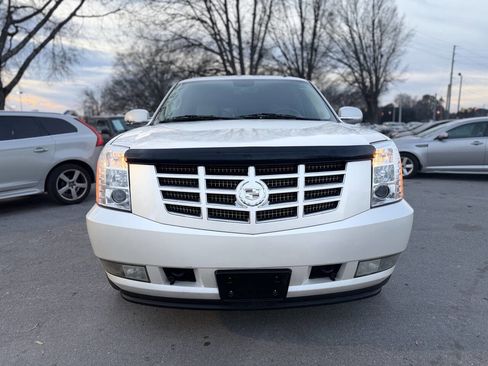 Used 2010 Cadillac Escalade Premium image 2
