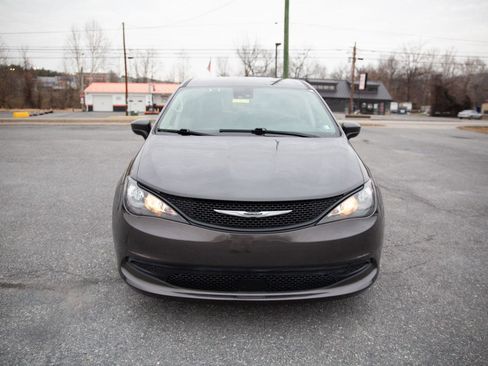 Used 2023 Chrysler Voyager LX image 8