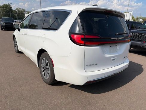 Used 2024 Chrysler Pacifica Limited FWD image 6