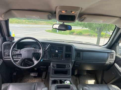 Used 2004 Chevrolet Silverado 2500 LT w/ Skid Plate Package AWD/4WD image 5