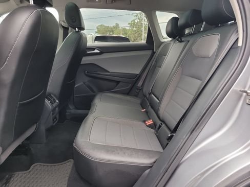 Used 2023 Volkswagen Taos SE w/ Panoramic Sunroof Package FWD image 9
