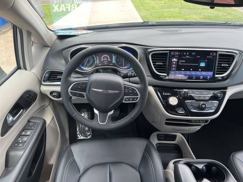 Used 2024 Chrysler Pacifica Touring-L FWD image 20