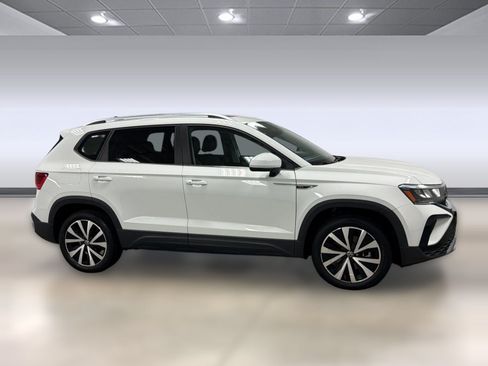 Used 2023 Volkswagen Taos SE w/ Panoramic Sunroof Package FWD image 7
