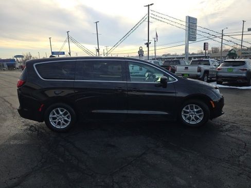 Used 2017 Chrysler Pacifica Touring image 7